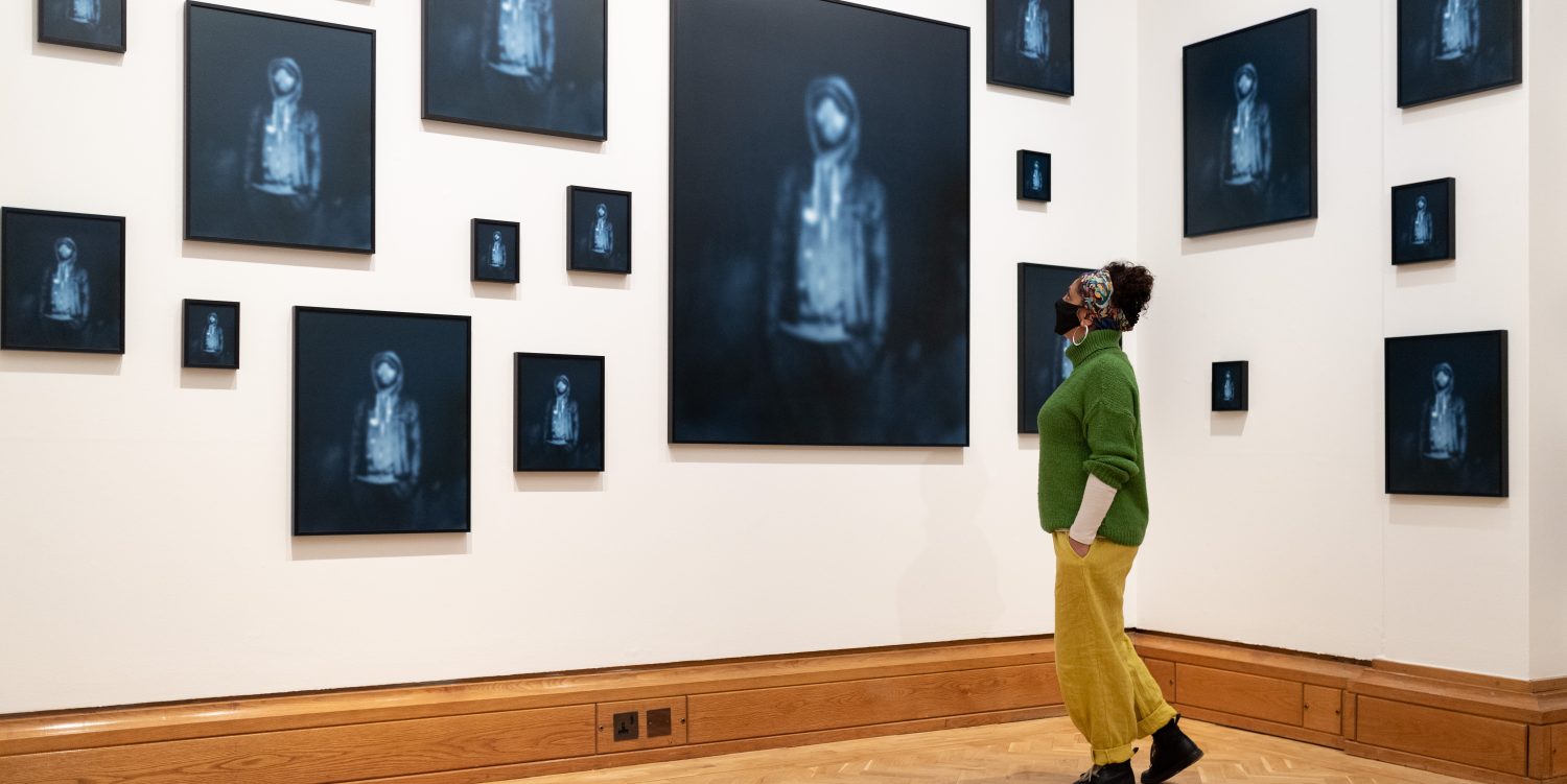 Carrie Mae Weems, Repeating the Obvious, 2019 (detail). Courtesy the artist and Jack Shainman Gallery, New York. Photography: Polly Thomas Wrth y bwrdd gyda Carrie Mae Weems